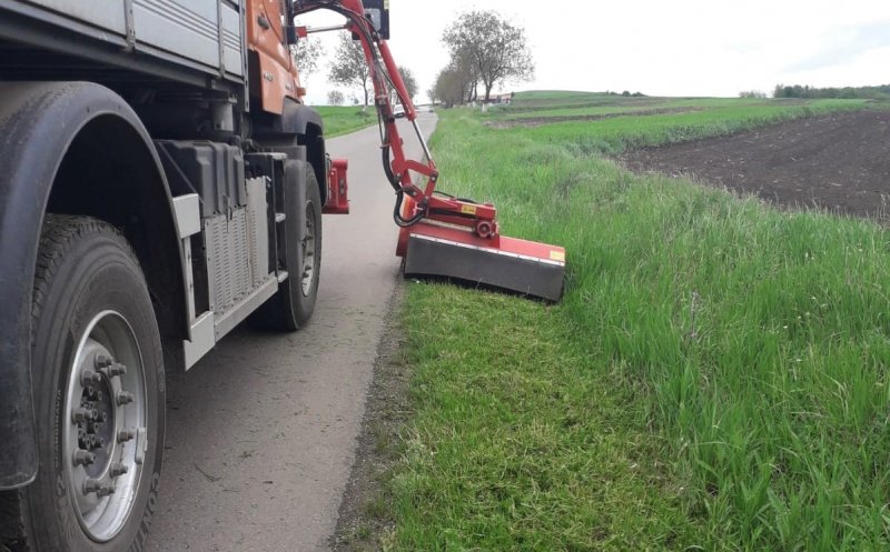 Se curăță vegetația care scade vizibilitatea în trafic pe drumurile județene din Cluj
