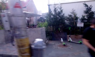 Au început să "parcheze" trotinetele mai pe lângă gard? Sau e doar o întâmplare