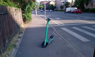 Au început să "parcheze" trotinetele mai pe lângă gard? Sau e doar o întâmplare