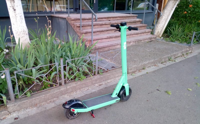 Au început să "parcheze" trotinetele mai pe lângă gard? Sau e doar o întâmplare