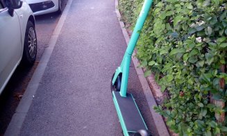 Au început să "parcheze" trotinetele mai pe lângă gard? Sau e doar o întâmplare