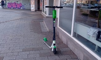 Au început să "parcheze" trotinetele mai pe lângă gard? Sau e doar o întâmplare