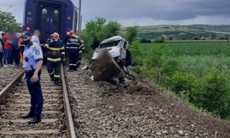 Mașină spulberată de tren în Cluj/ O persoană a murit
