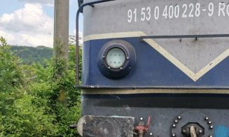 Mașină spulberată de tren în Cluj/ O persoană a murit
