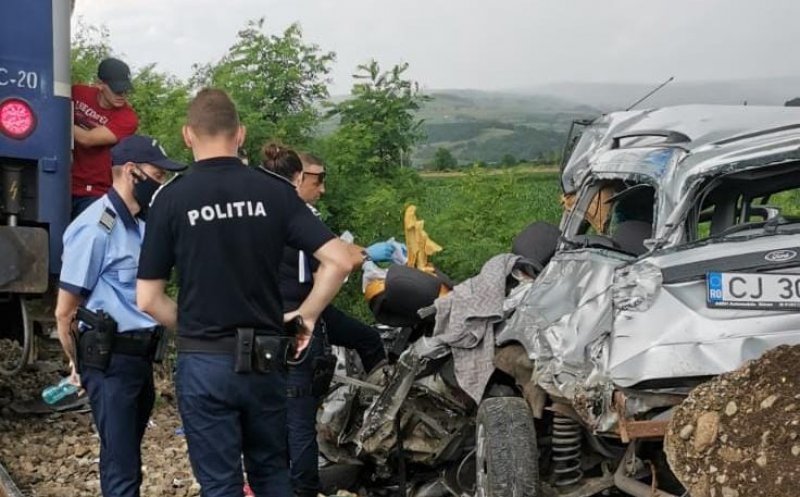 Mașină spulberată de tren în Cluj/ O persoană a murit