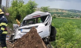 Mașină spulberată de tren în Cluj/ O persoană a murit