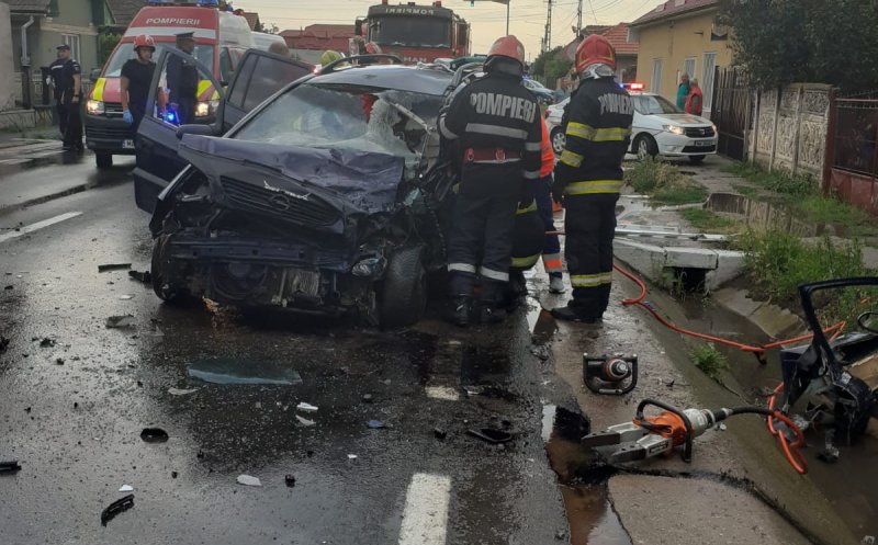 Accident rutier GRAV în Cluj. S-a izbit pe contrasens de o autoutilitară. Două victime, încarcerate, cu traumatisme multiple