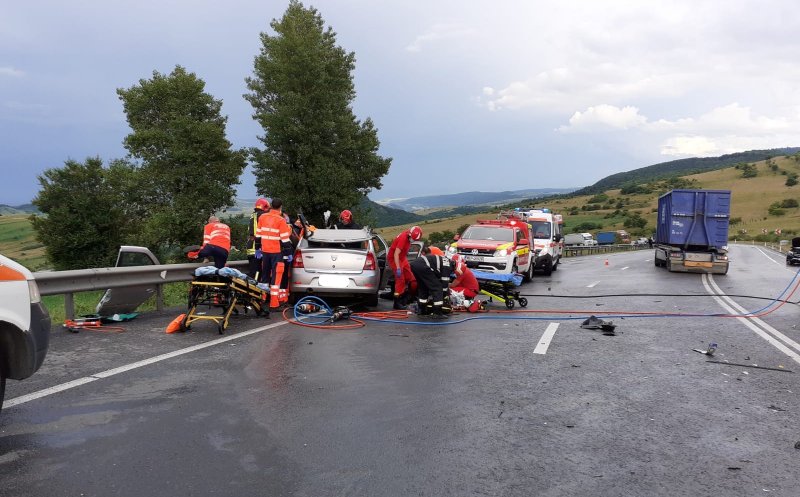 ACCIDENT MORTAL pe DN1, în judeţul Cluj! A intrat pe contrasens într-un camion, iar pasagerul din dreapta şi-a pierdut viaţa