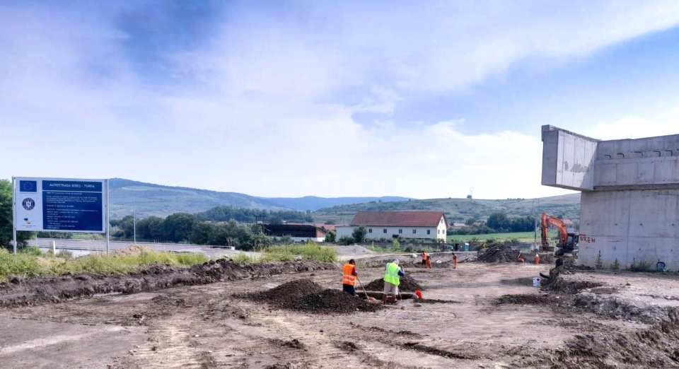 Morminte din Evul Mediu pe autostrada A10 Sebeș-Turda. Lucrările pot continua după descărcarea de sarcină arheologică a zonei