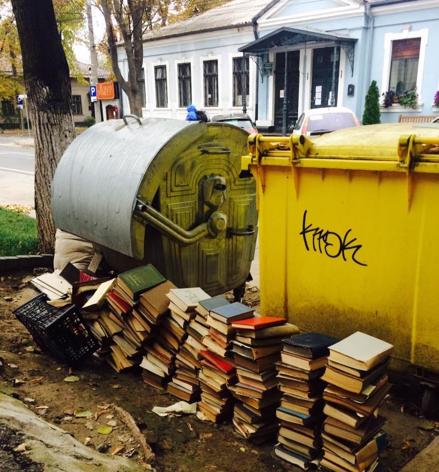 Cărţile ajung la tomberon la Cluj, iar noile generaţii se "cultivă" pe Facebook şi TikTok