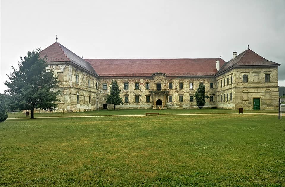 Vaccinare la castel, în Cluj. Povești din cortul de la Bánffy