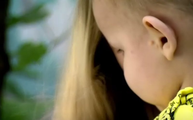 Copilă care a născut la 15 ani: "M-ar fi ajutat și o oră de educație sexuală pe semestru. Doamna de biologie când vorbea de partea masculină, fetele erau scoase afară și invers"