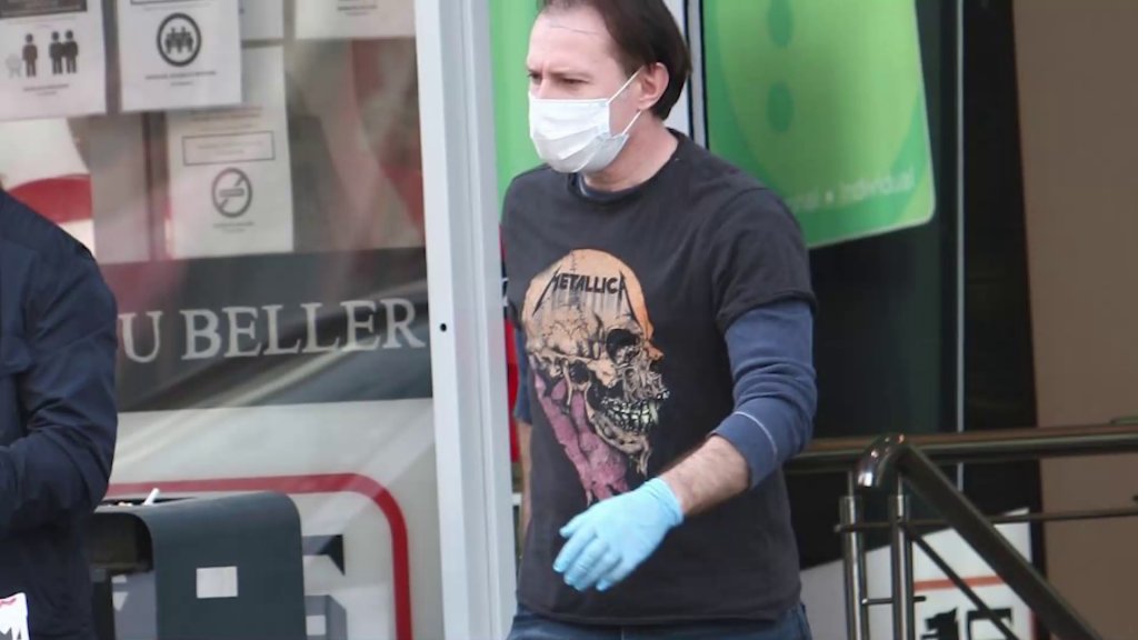 Premierul Cîțu, luat la rost de rockerii clujeni: „Un vinil și-un tricou nu te fac rocker, așa cum funcția nu te face om. Jos labele de pe Roșia Montană”