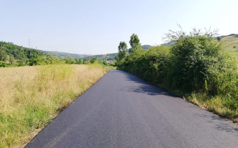 Asfalt peste un drum județean din Cluj