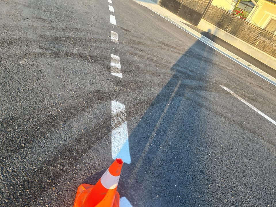 Primăriţa din Chinteni îl cheamă la raport pe şoferul care a distrus marcajele rutiere. De bunăvoie sau silit de camerele de supraveghere