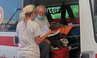 Un bărbat a venit cu ambulanța la vaccinare în centrul drive-thru din Cluj