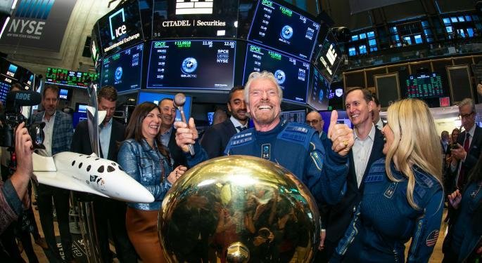 Primul turist în Spaţiu, miliardarul Richard Branson, a revenit pe Pământ. Misiunea navetei Unity, un succes