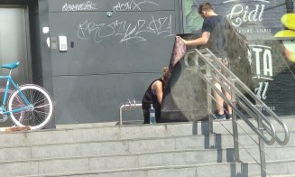 Cățel lăsat în soare în fața unui magazin din Cluj, îngrijit de doi tineri. L-au răcorit și i-au făcut umbră