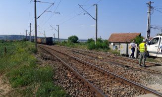 Mașină lovită de tren în Cluj. Două persoane transportate la spital