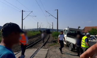 Mașină lovită de tren în Cluj. Două persoane transportate la spital