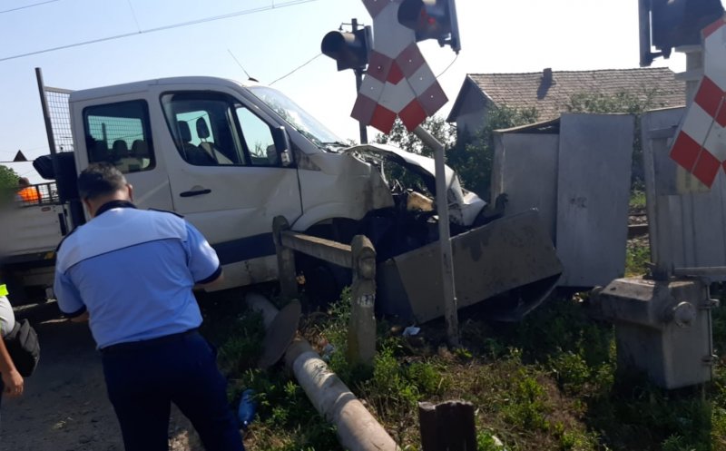 Mașină lovită de tren în Cluj. Două persoane transportate la spital