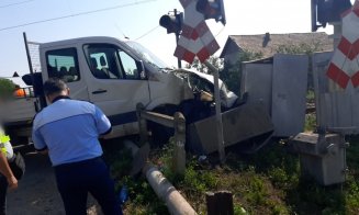 Mașină lovită de tren în Cluj. Două persoane transportate la spital