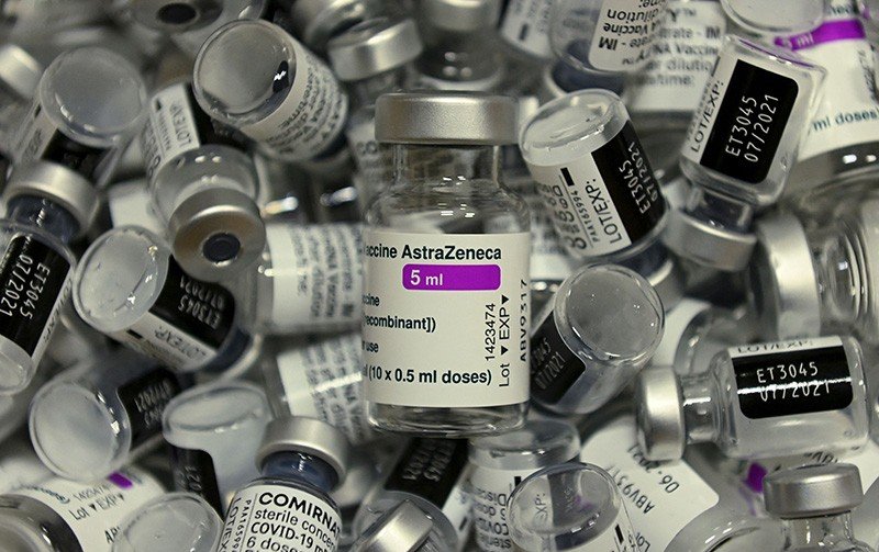 100.000 de doze de vaccin vin în România, iar alte 100.000 de doze pleacă