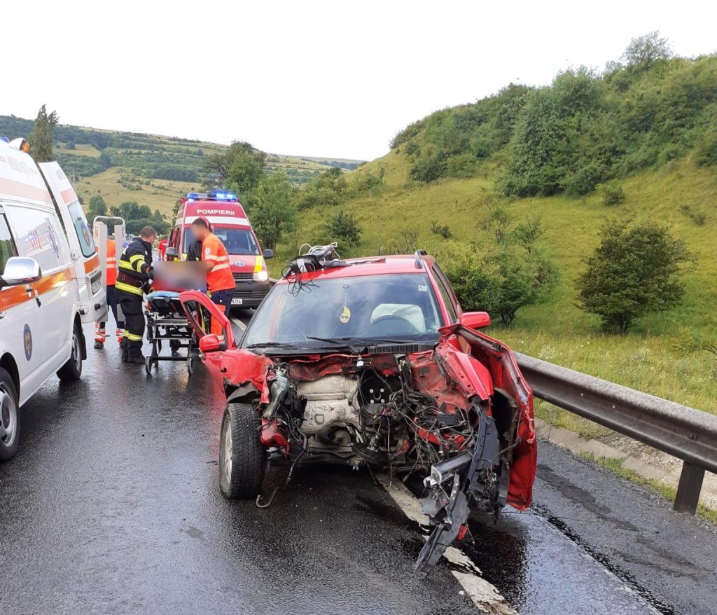 ACCIDENT grav la Izvorul Crişului. Şofer încarcerat după ce a intrat pe sensul opus într-un TIR