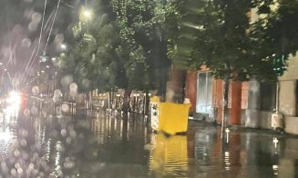 O furtună violentă a făcut ravagii la Cluj. Străzi inundate, copaci doborâți, mașini lovite