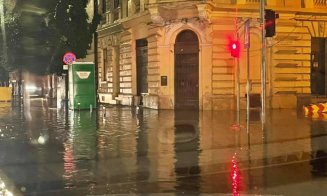 O furtună violentă a făcut ravagii la Cluj. Străzi inundate, copaci doborâți, mașini lovite