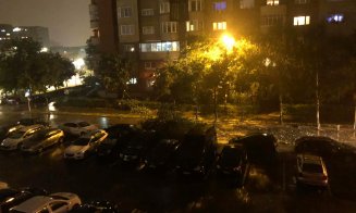 O furtună violentă a făcut ravagii la Cluj. Grindină uriașă, străzi inundate, copaci căzuți pe mașini