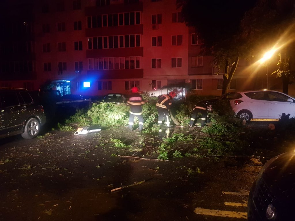 Ziua de Cluj | O furtună de 30 de minute a făcut prăpăd în Cluj-Napoca.  Primul bilanţ al intervenţiilor