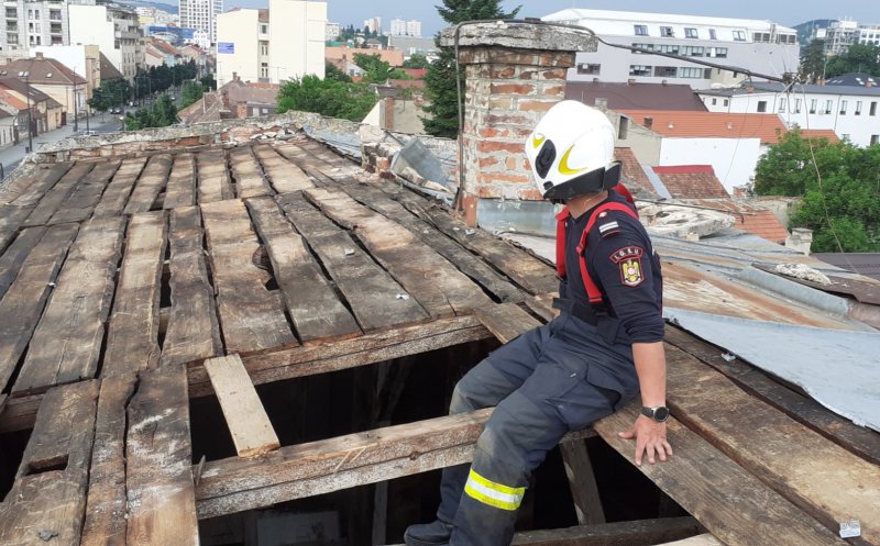 Cabluri de curent rupte, acoperişuri distruse, subsoluri inundate, arbori căzuţi peste maşini, conducte de gaz avariate. Şi ploaia continuă la Cluj