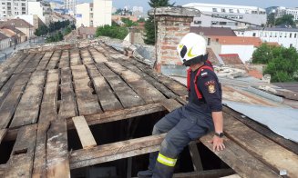 Cabluri de curent rupte, acoperişuri distruse, subsoluri inundate, arbori căzuţi peste maşini, conducte de gaz avariate. Şi ploaia continuă la Cluj