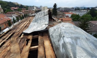 Cabluri de curent rupte, acoperişuri distruse, subsoluri inundate, arbori căzuţi peste maşini, conducte de gaz avariate. Şi ploaia continuă la Cluj