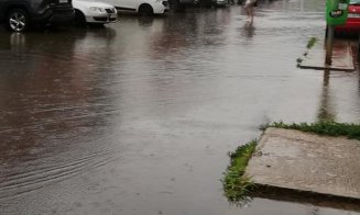 Floreștiul sub ape. Ploile torențiale au inundat mai multe străzi / „Așa e peste tot. Îți trebuie barcă să ajungi la mașină”