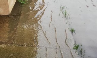 Floreștiul sub ape. Ploile torențiale au inundat mai multe străzi / „Așa e peste tot. Îți trebuie barcă să ajungi la mașină”