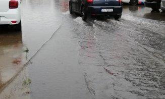 Floreștiul sub ape. Ploile torențiale au inundat mai multe străzi / „Așa e peste tot. Îți trebuie barcă să ajungi la mașină”