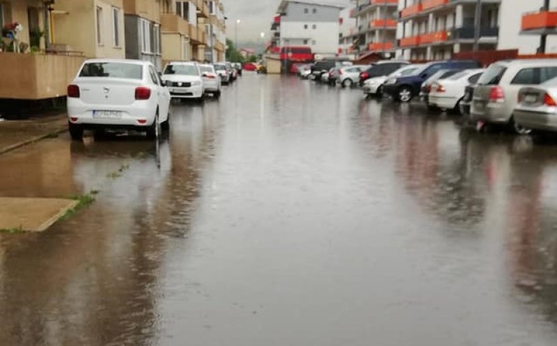 Floreștiul sub ape. Ploile torențiale au inundat mai multe străzi / „Așa e peste tot. Îți trebuie barcă să ajungi la mașină”