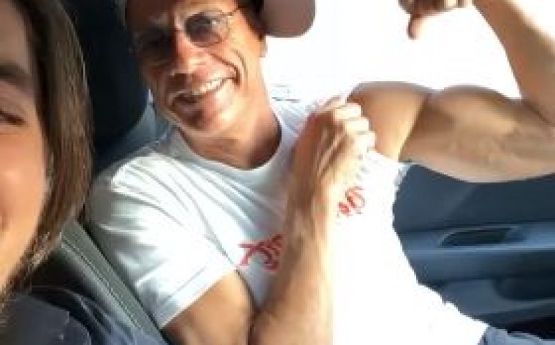 POVESTEA din spatele VIRALULUI de pe FACEBOOK: Cum a ajuns Jean Claude Van Damme în mașina clujenilor, cântând manele