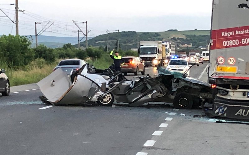 Accident MORTAL în Jucu. O mașină a intrat într-un TIR/ S-a solicitat elicopterul SMURD