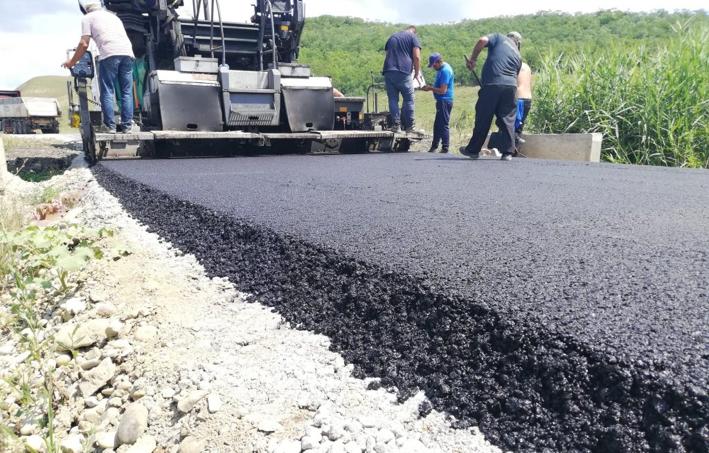 Lucrări de asfaltare pe încă un sector de drum județean din Cluj