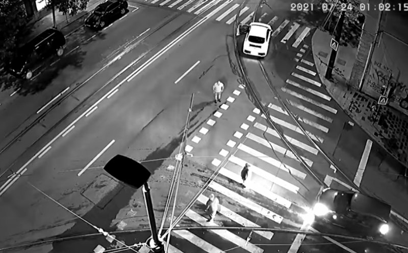Clujeni la un pas de bătaie în mijlocul străzii. Un șofer care n-a acordat prioritate pietonului s-a dat jos la scandal