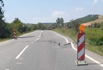 S-a rupt drumul în două la ieşirea din Topa-Mică spre Cluj