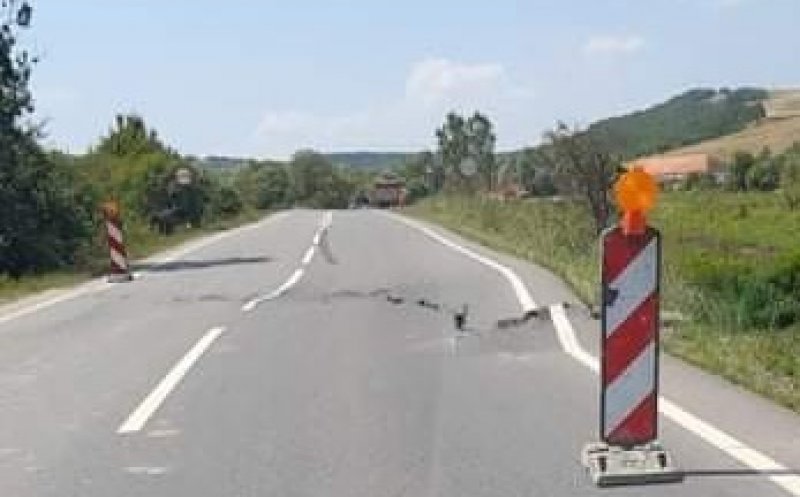 S-a rupt drumul în două la ieşirea din Topa-Mică spre Cluj