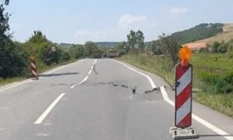 S-a rupt drumul în două la ieşirea din Topa-Mică spre Cluj