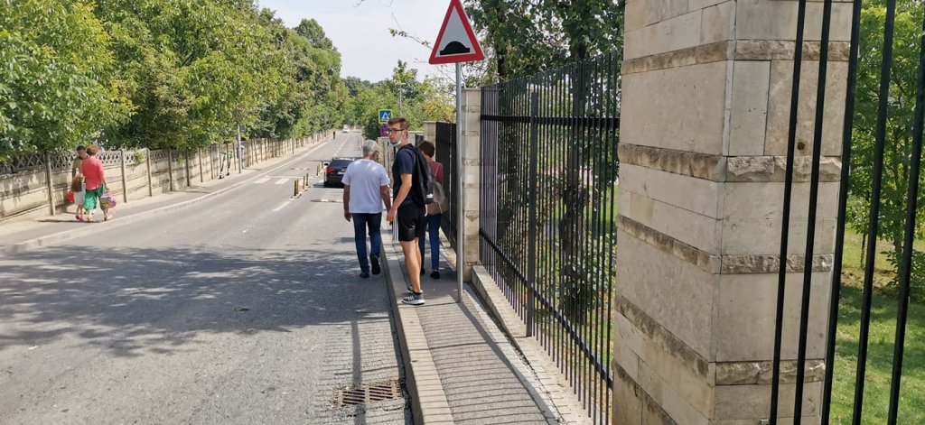 Echilibristică spre baza sportivă Gheorgheni pe trotuare "smart", înguste de 30-40 cm
