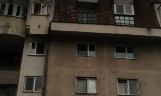 Furtuna a ocolit oraşul Cluj-Napoca, dar a lovit în plin Dejul. Mai multe blocuri au rămas fără acoperiș