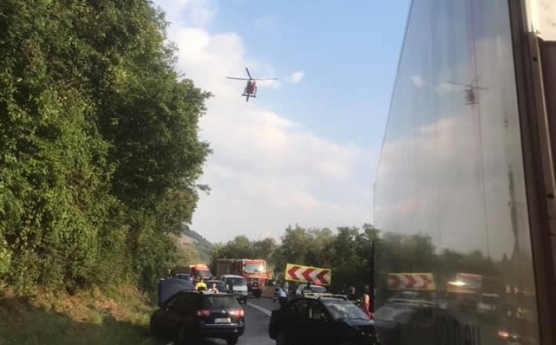Grav accident de circulaţie pe DN1 în Cluj. Doi minori şi un adult au fost transportaţi la spital cu elicopterul SMURD