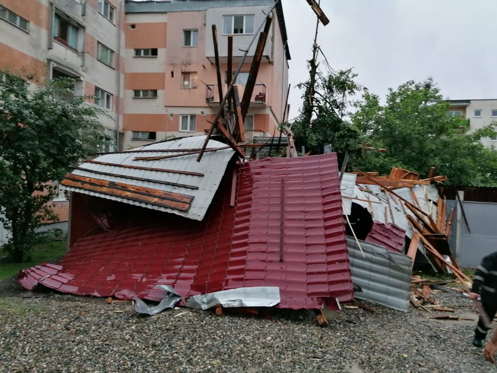 Prăpăd în Dej după furtună: acoperişuri distruse, copaci doborâţi, străzi inundate